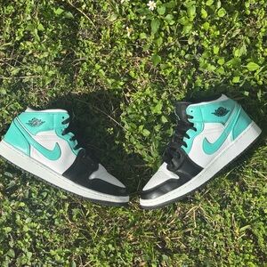 Jordan 1 Mid Tropical Twist